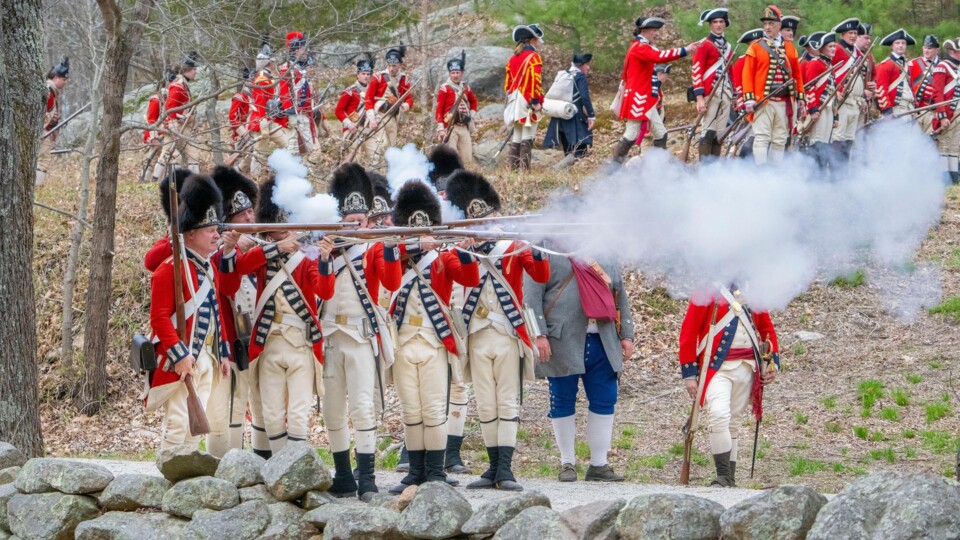 3AWX94X Lincoln, Massachusetts, USA. April 19, 2025  Lincoln, Massachusetts, United States.
Re-enactors portraying colonial militia and British soldiers take part in re-enactment on Battle Road at Minute Man National Park in Lincoln, MA. at the 250th anniversary of the beginning of the American Revolution. Over 700 re-enactors took park in the re-enactment.  (Rick Friedman  ) Credit: Rick Friedman/Alamy Live News