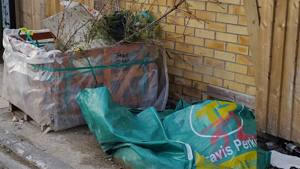 Waste blocking the pavement in Foxwood copy